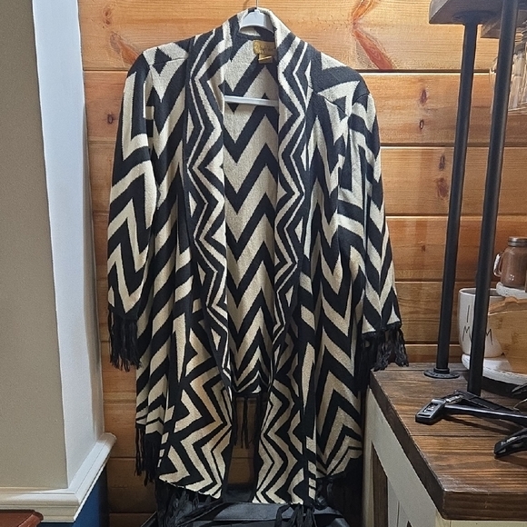 Midnight Velvet Sweaters - Midnight Velvet Black and Cream Chevron Poncho